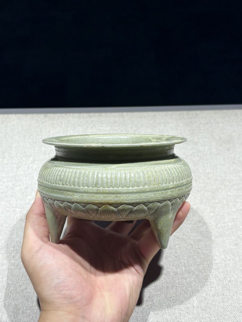 明 青瓷莲纹三足炉 - 图2