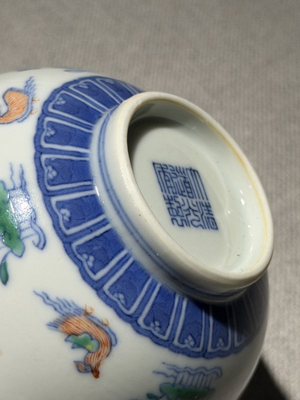 清道光 斗彩荷塘鸳鸯图碗一对 - 图23