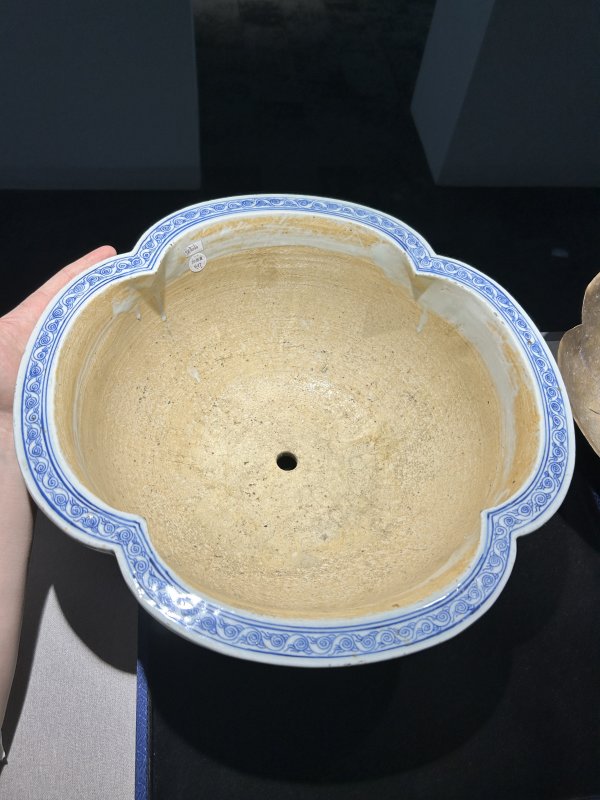 清中期 青花莲托八宝海棠形花盆一对 - 图6