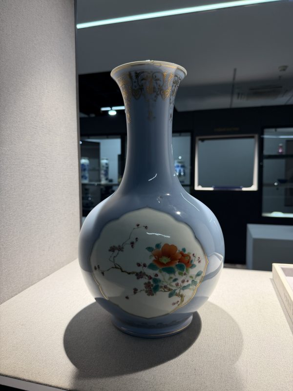 1960年代 部所天青釉描金开窗花卉图瓶一对 - 图2