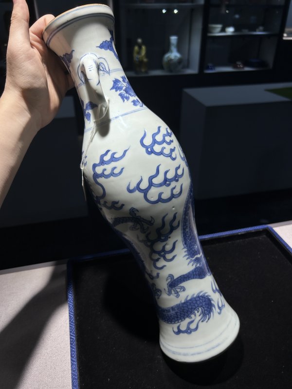 明万历 青花云龙纹象耳瓶 - 图6