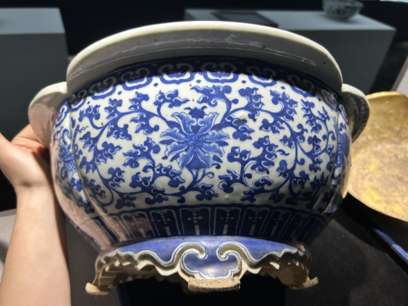 清中期 青花莲托八宝海棠形花盆一对 - 图9