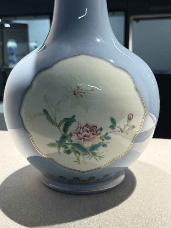 1960年代 部所天青釉描金开窗花卉图瓶一对 - 图5