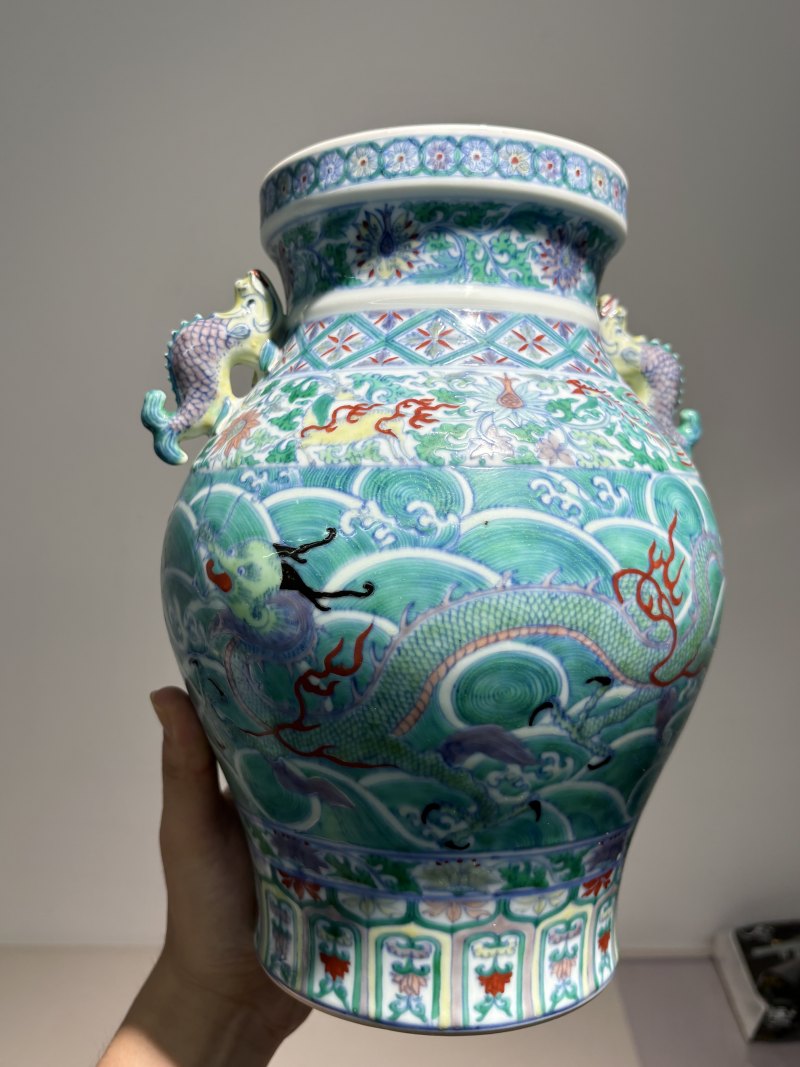 清康熙 御窑青花斗彩云龙瑞兽纹摩羯鱼耳尊 - 图14