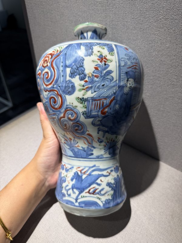 明万历 青花五彩人物故事图梅瓶 - 图5
