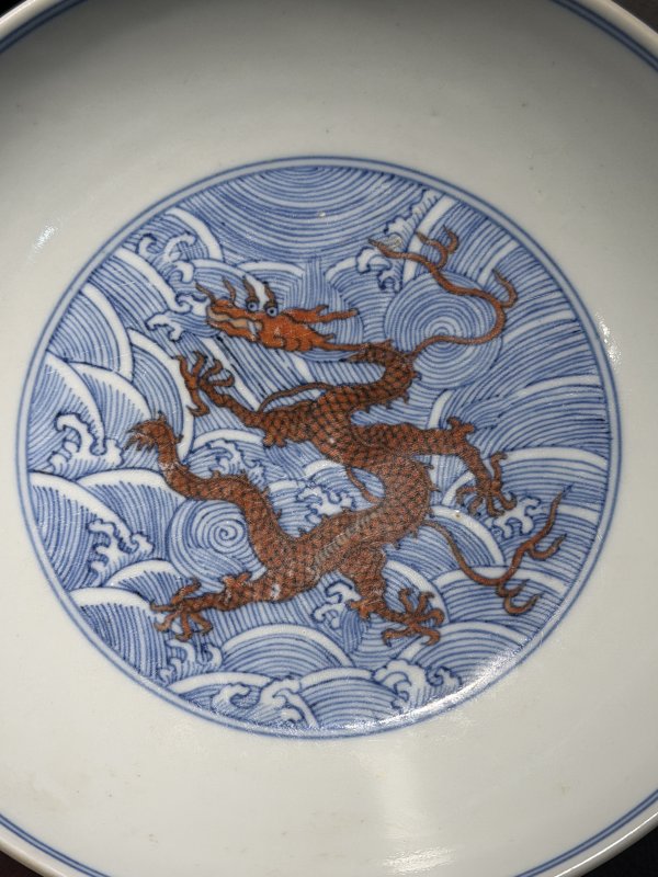 清道光 青花矾红彩海水龙纹盘一对 - 图3