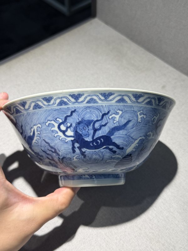 清道光 青花海水八怪图碗一对 - 图20
