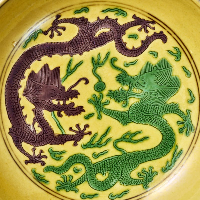 清道光 黄地紫绿彩双龙纹盘 - 图3