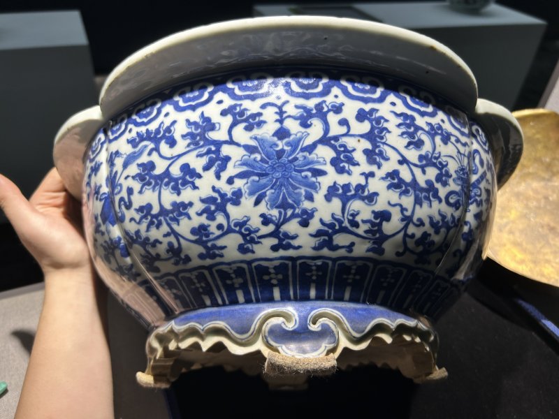 清中期 青花莲托八宝海棠形花盆一对 - 图10