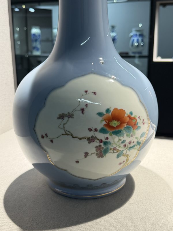 1960年代 部所天青釉描金开窗花卉图瓶一对 - 图6