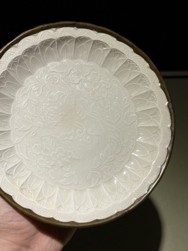 明 白釉模印花狮穿牡丹纹花口盘 - 图6