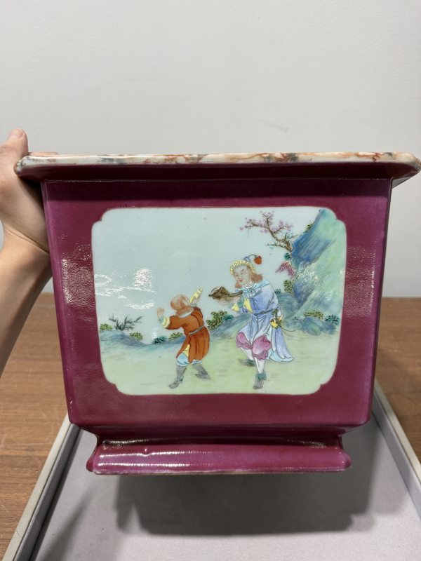 清乾隆 胭脂红地开光粉彩西洋人物四方花盆一对 - 图15
