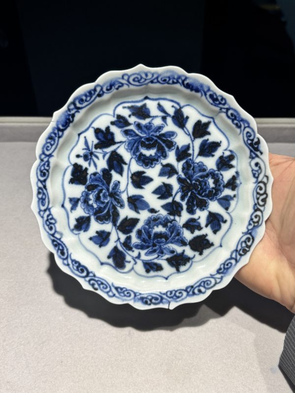元 青花缠枝牡丹纹花口盘 - 图5