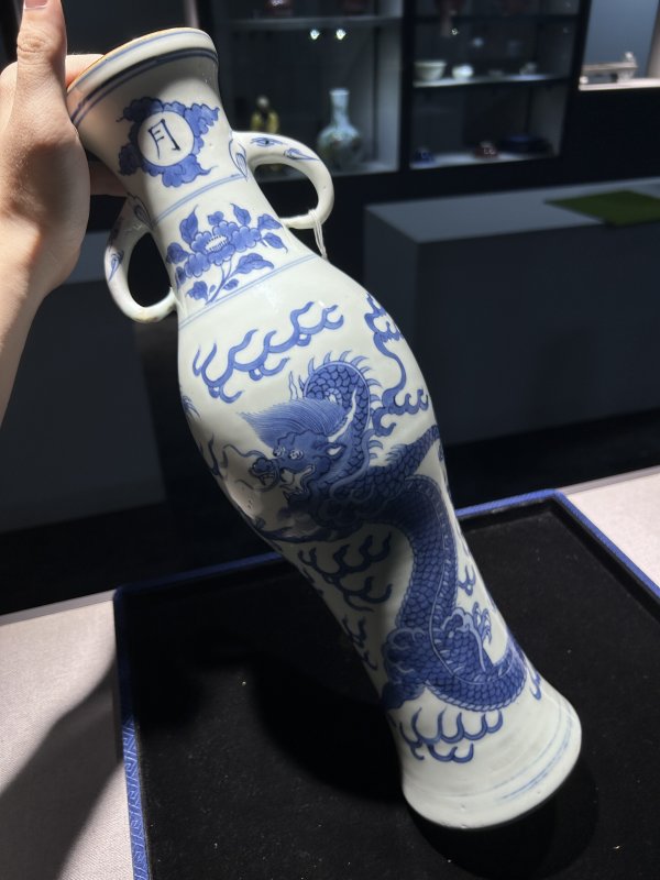 明万历 青花云龙纹象耳瓶 - 图8