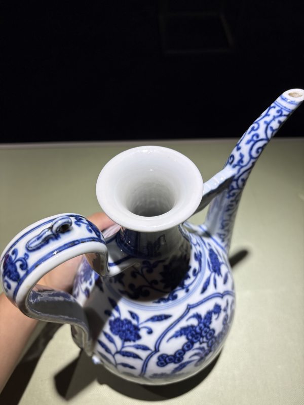 清乾隆 青花缠枝枇杷寿桃纹执壶 - 图3
