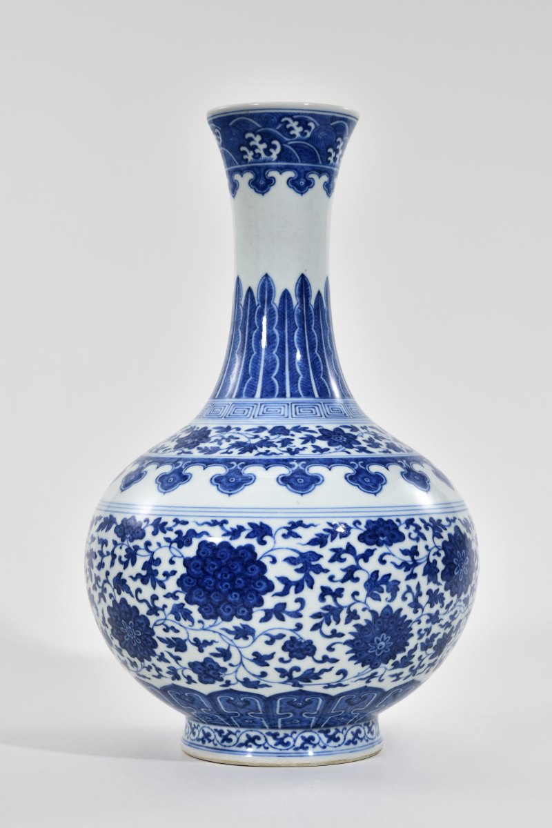 清道光 青花缠枝莲纹玉堂春瓶 - 图2