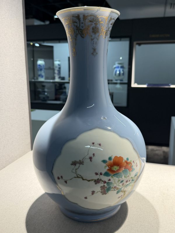 1960年代 部所天青釉描金开窗花卉图瓶一对 - 图7