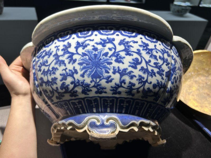 清中期 青花莲托八宝海棠形花盆一对 - 图11