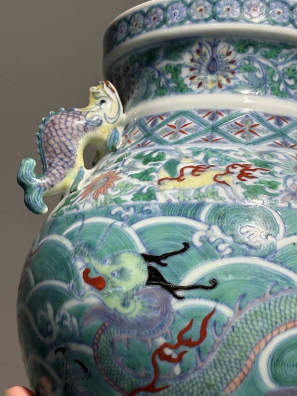 清康熙 御窑青花斗彩云龙瑞兽纹摩羯鱼耳尊 - 图16