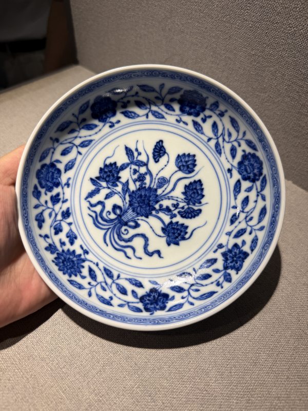 清雍正-乾隆 青花一把莲纹盘成对及青花八仙图盘一组三件 - 图2