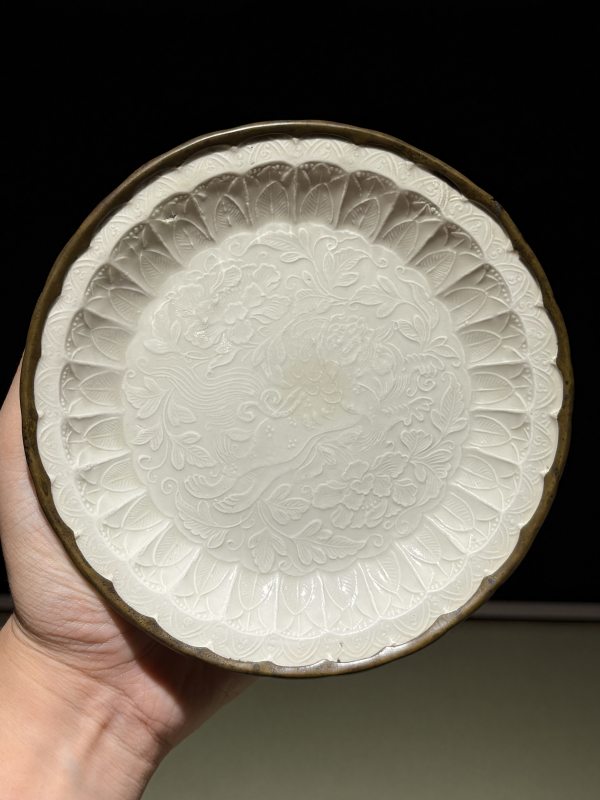 明 白釉模印花狮穿牡丹纹花口盘 - 图2