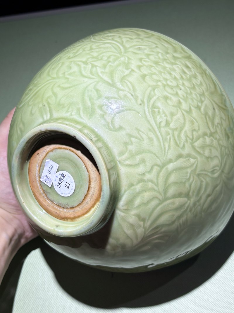 明永乐 处州龙泉窑暗刻四季花卉纹青釉碗 - 图5