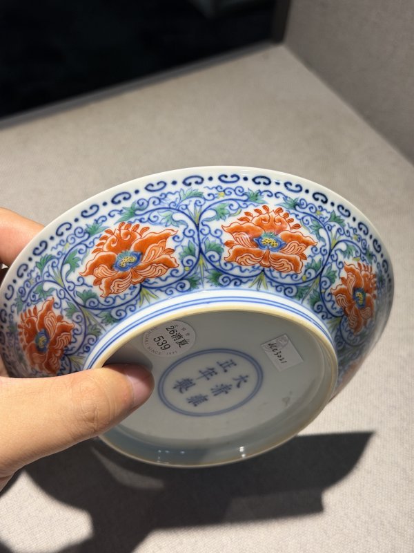 清雍正 青花五彩矾红宝相花纹盘 - 图6