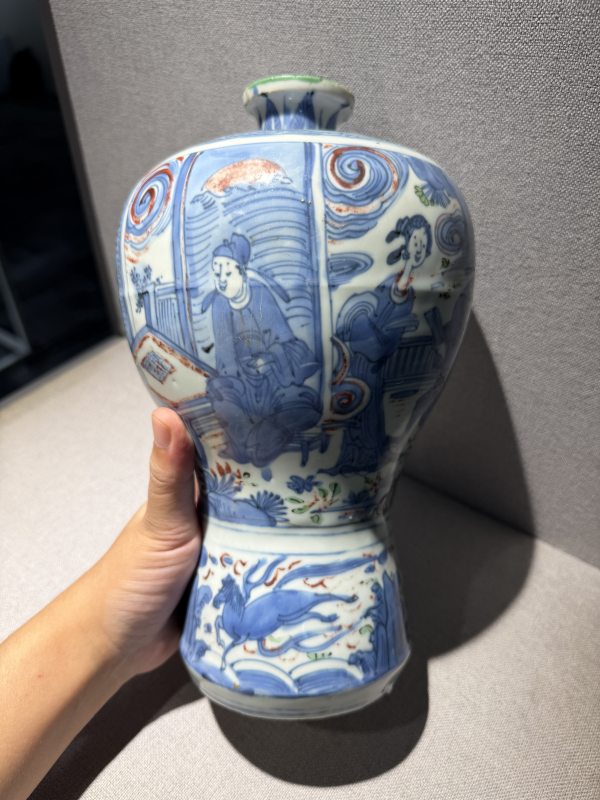 明万历 青花五彩人物故事图梅瓶 - 图2