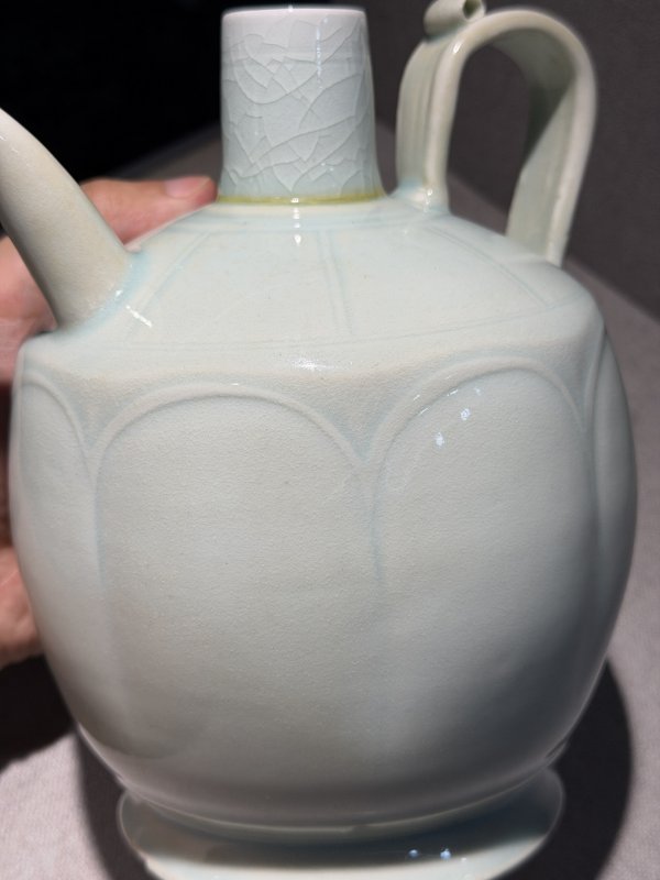 明 青釉刻花瓣形狮钮执壶 - 图6