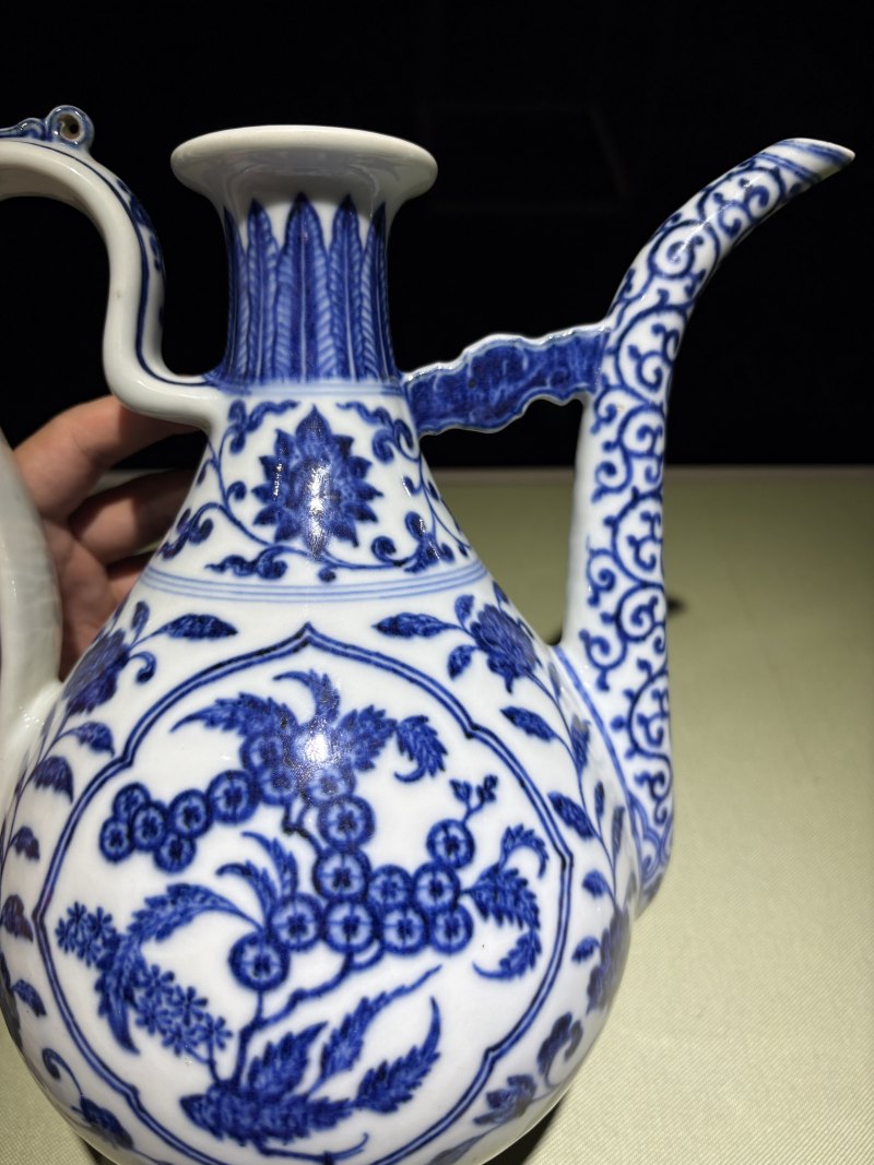 清乾隆 青花缠枝枇杷寿桃纹执壶 - 图4