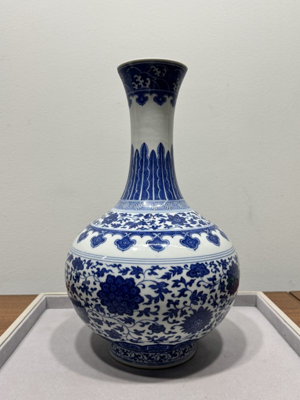 清道光 青花缠枝莲纹玉堂春瓶 - 图3