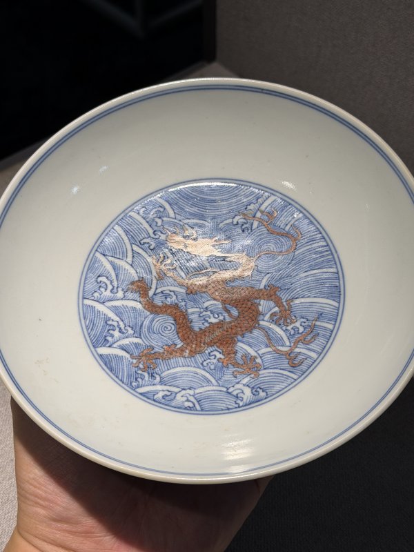 清道光 青花矾红彩海水龙纹盘一对 - 图5
