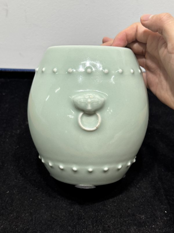 清乾隆 粉青釉铺首耳鼓钉罐 - 图5