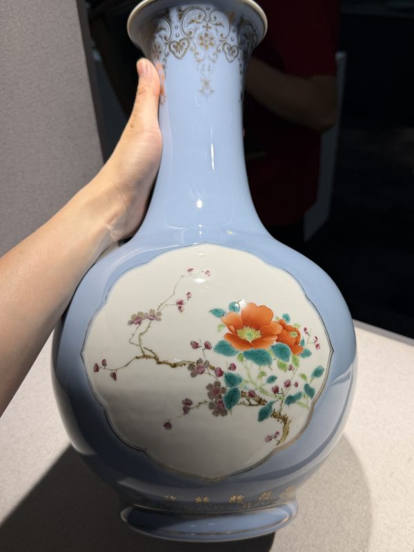 1960年代 部所天青釉描金开窗花卉图瓶一对 - 图8