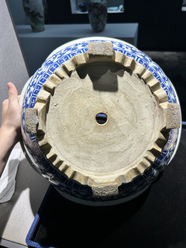 清中期 青花莲托八宝海棠形花盆一对 - 图13