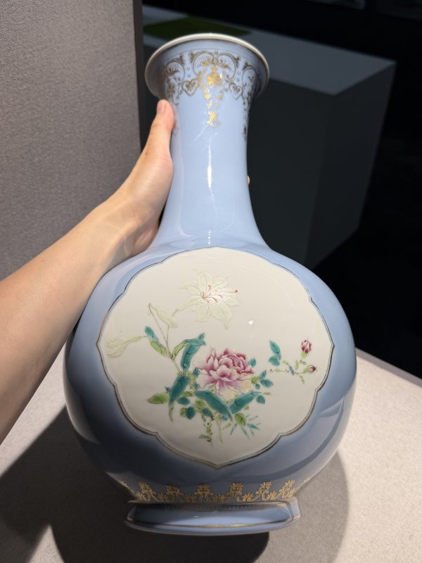 1960年代 部所天青釉描金开窗花卉图瓶一对 - 图9