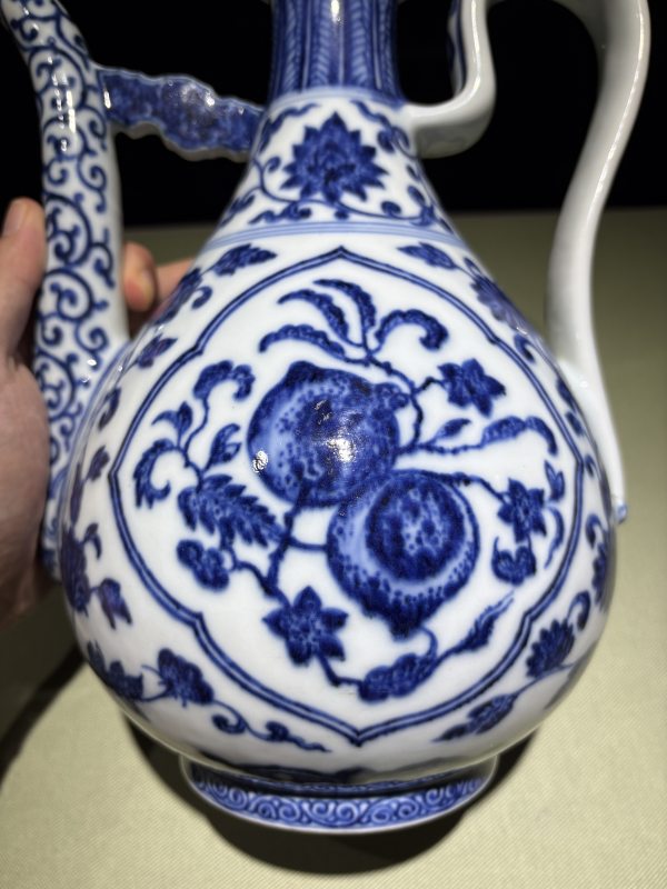 清乾隆 青花缠枝枇杷寿桃纹执壶 - 图5