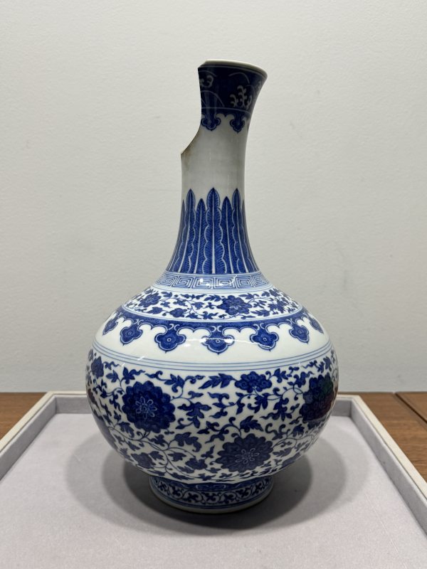 清道光 青花缠枝莲纹玉堂春瓶 - 图5