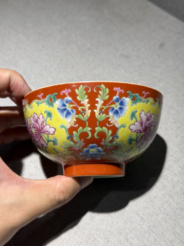 清道光 珊瑚红地洋彩开光并蒂莲纹碗 - 图3
