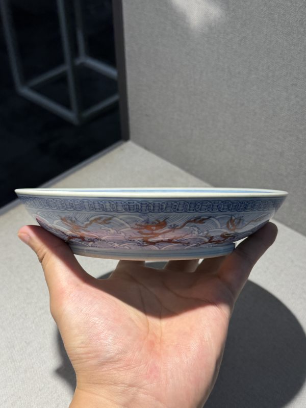 清道光 青花矾红彩海水龙纹盘一对 - 图7