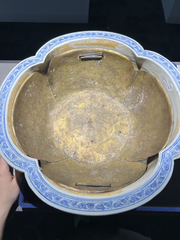 清中期 青花莲托八宝海棠形花盆一对 - 图14