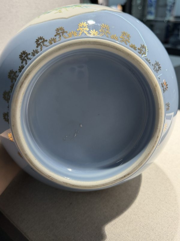 1960年代 部所天青釉描金开窗花卉图瓶一对 - 图10