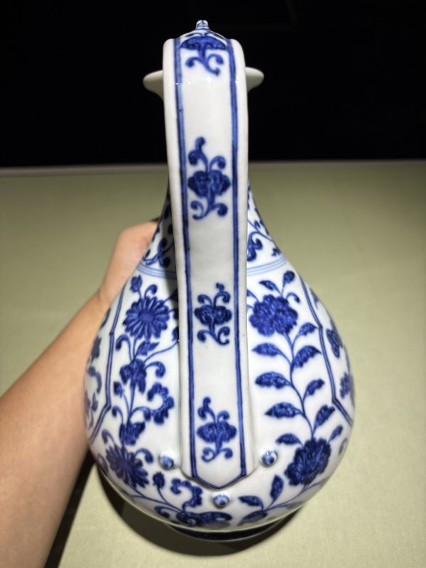 清乾隆 青花缠枝枇杷寿桃纹执壶 - 图6
