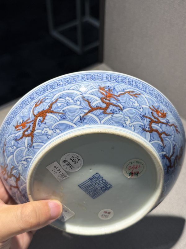 清道光 青花矾红彩海水龙纹盘一对 - 图8