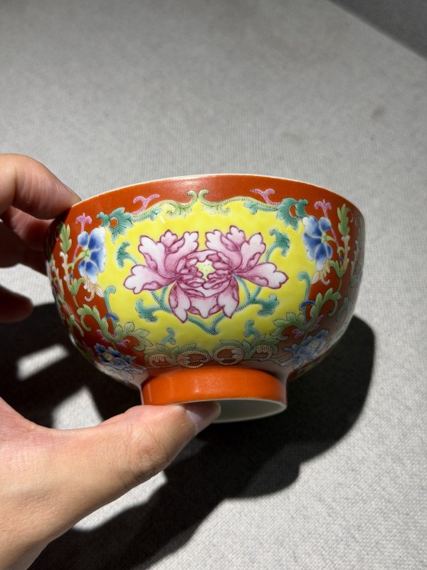 清道光 珊瑚红地洋彩开光并蒂莲纹碗 - 图4