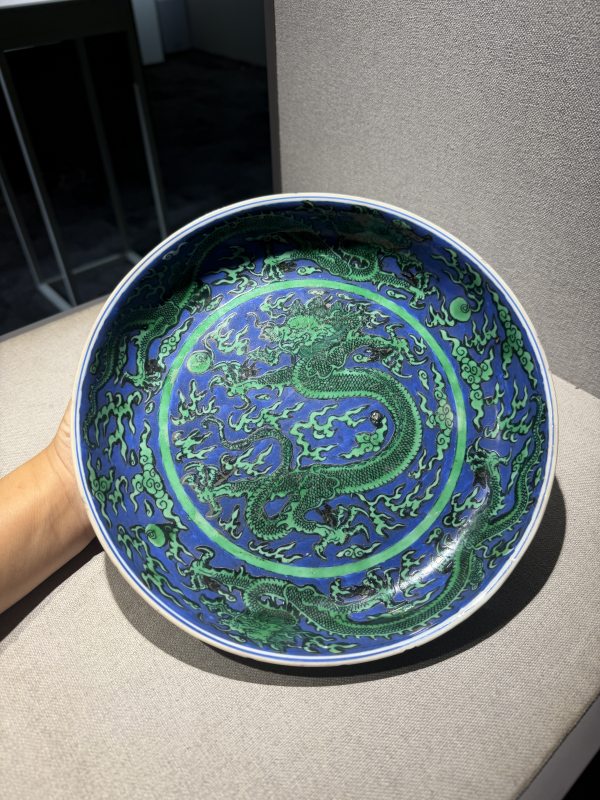 清康熙 青花地绿彩龙纹大盘 - 图2