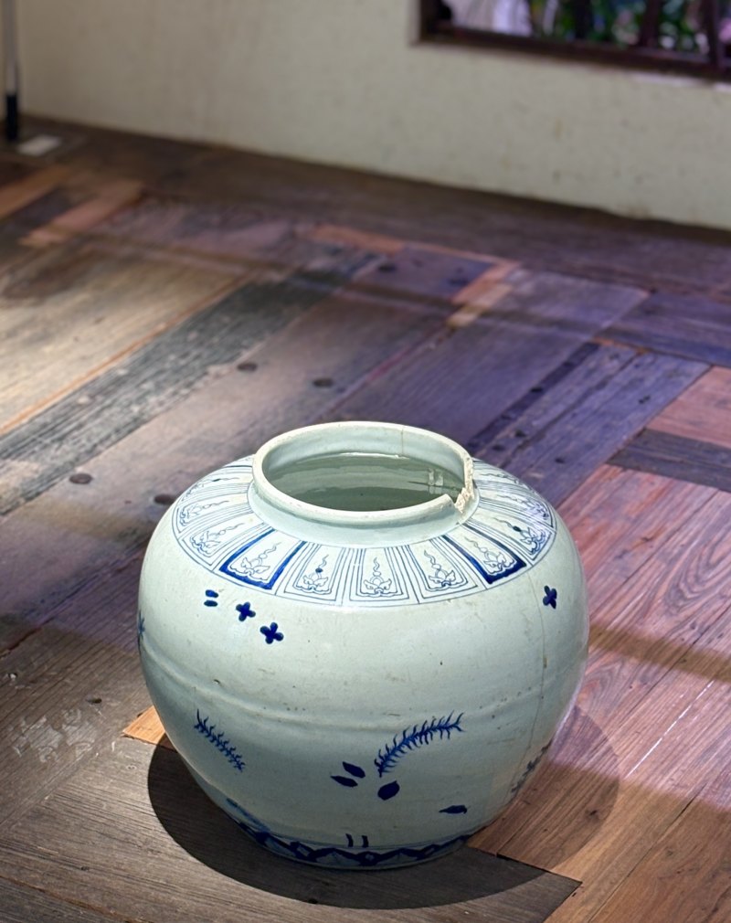 明嘉靖 青花蕉叶水藻纹大罐 - 图2