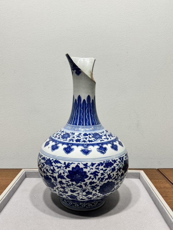 清道光 青花缠枝莲纹玉堂春瓶 - 图7