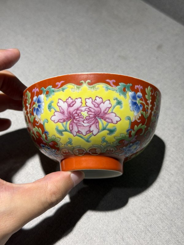 清道光 珊瑚红地洋彩开光并蒂莲纹碗 - 图5