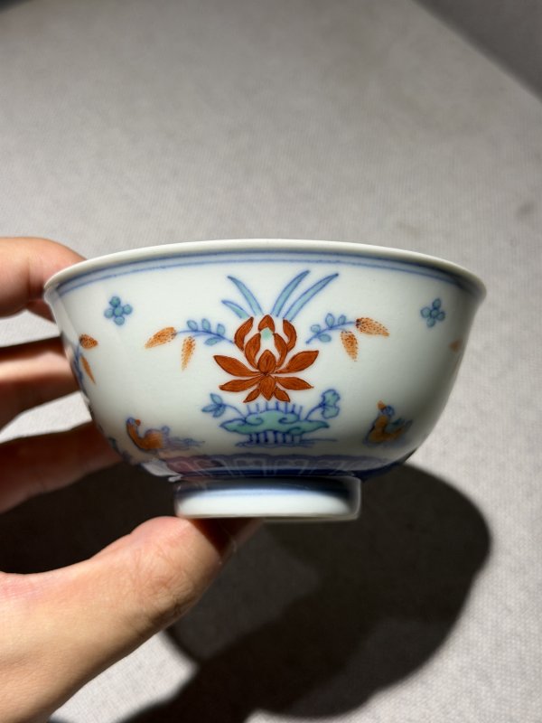 清道光 斗彩荷塘鸳鸯图碗一对 - 图2